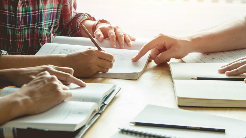 Gros plan sur les mains d'un groupe de personnes à une table de travail