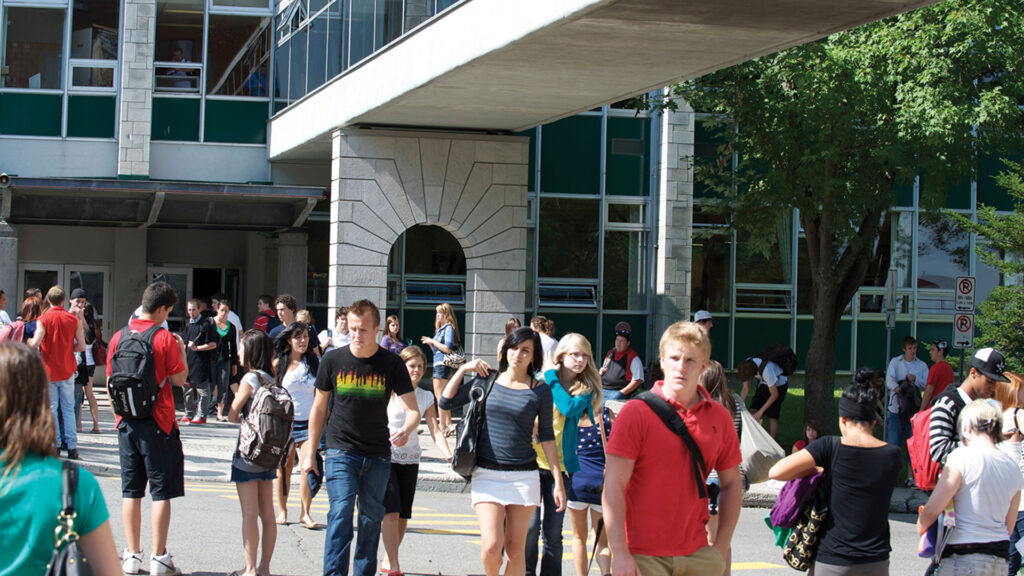 Groupe d'étudiants sous la passerelle