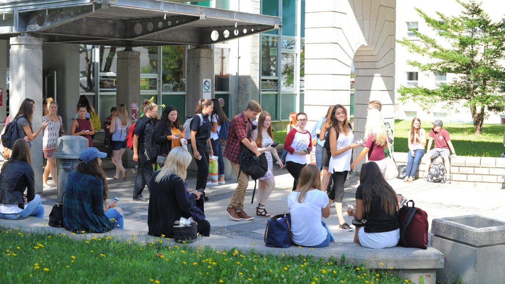 Groupe d'étudiants sous la passerelle