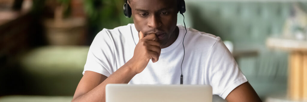 Étudiant concentré face à son portable